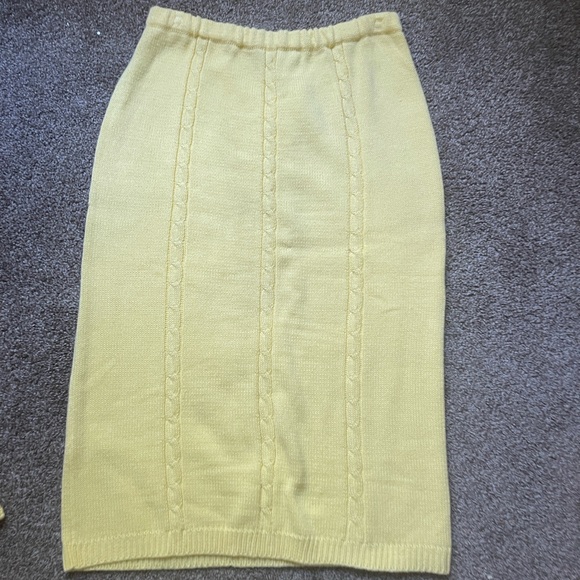 Elegant Cream Cable Knit Sweater Set - Picture 3 of 10